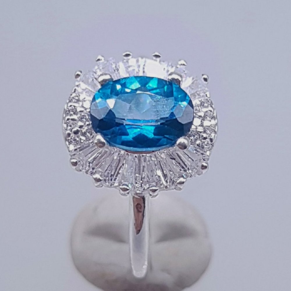 Beautiful Blue topaz and silver ring size 6.5